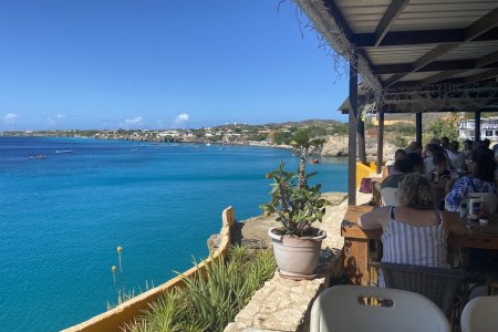 Restaurant Playa Forti waar jongens van het klif springen